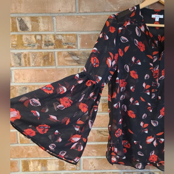 NWT Kensie Black with Red Shear Flowy Floral Bell Sleeve Blouse SZ M - Picture 2 of 12